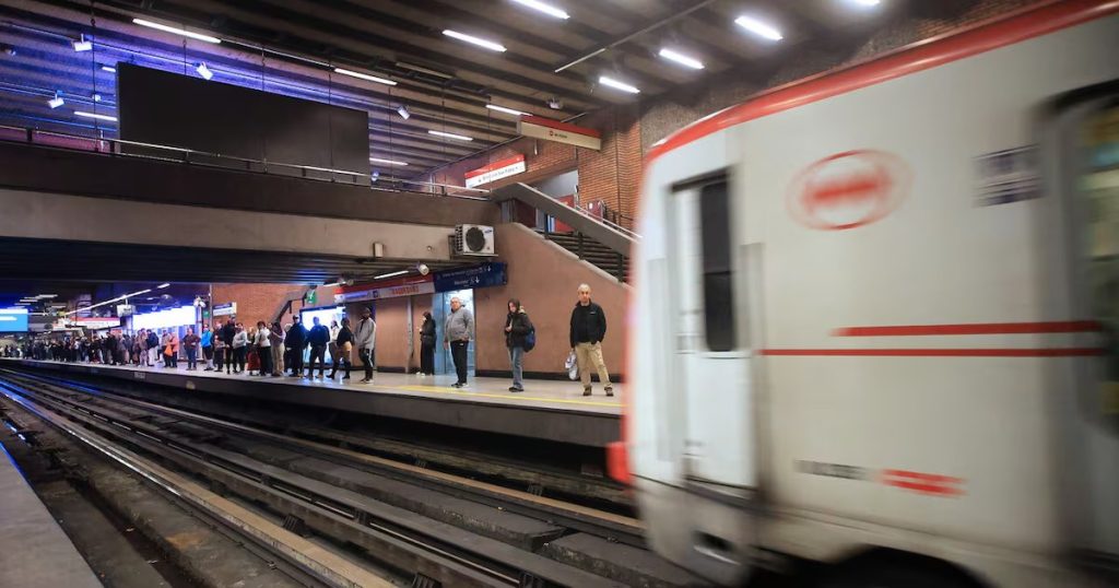 Metro de Santiago restablece operación completa en Línea 1