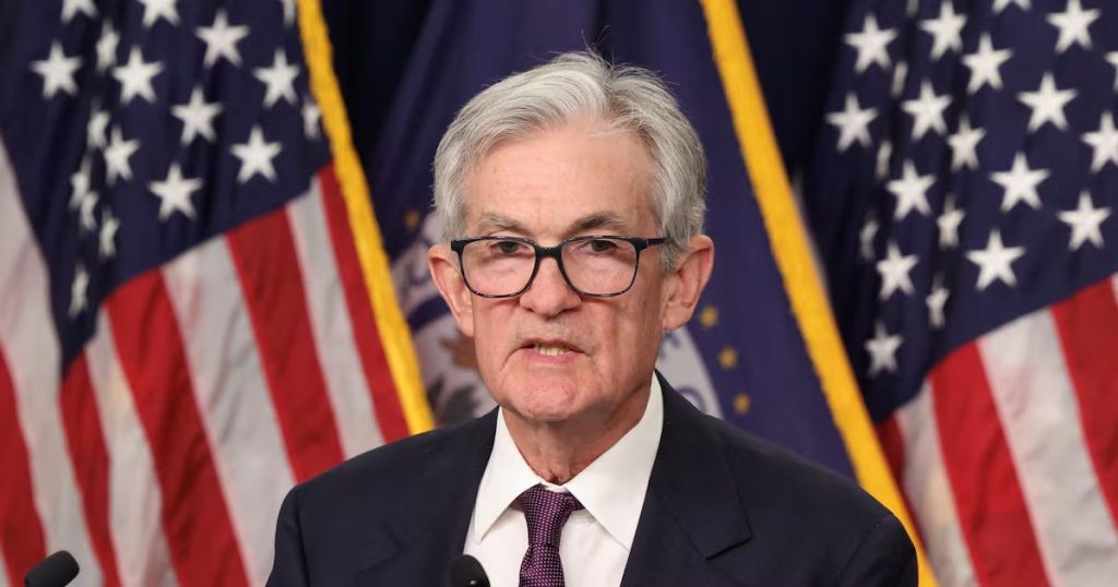 La Fed enfrenta dilema: reducir tasas o combatir la inflación.