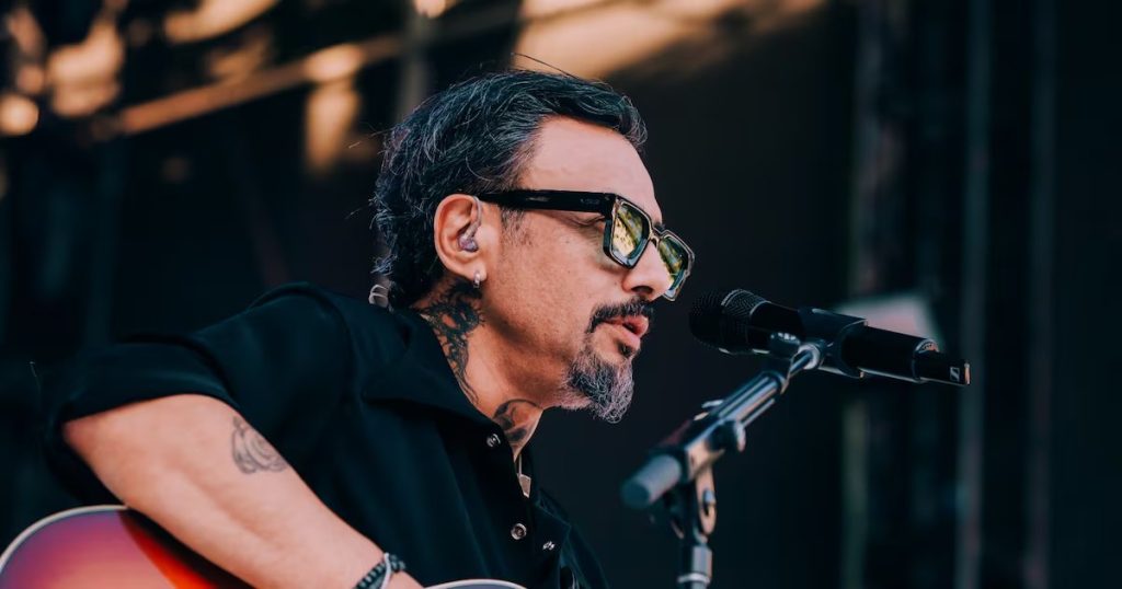Claudio Valenzuela emociona con su reencuentro acústico en vivo.