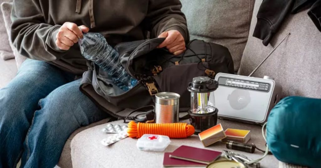 Preparación taiwanesa: mochilas de emergencia ante crisis.