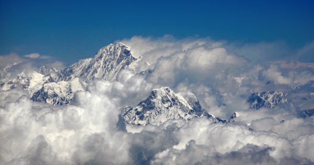 Rescate en el Everest: Cientos Salvan Vidas en Tormenta Invernal