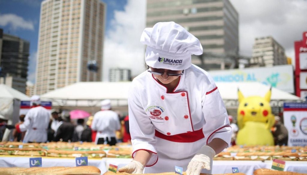 Bolivia celebra con sándwich de huevo de 103 metros en La Paz