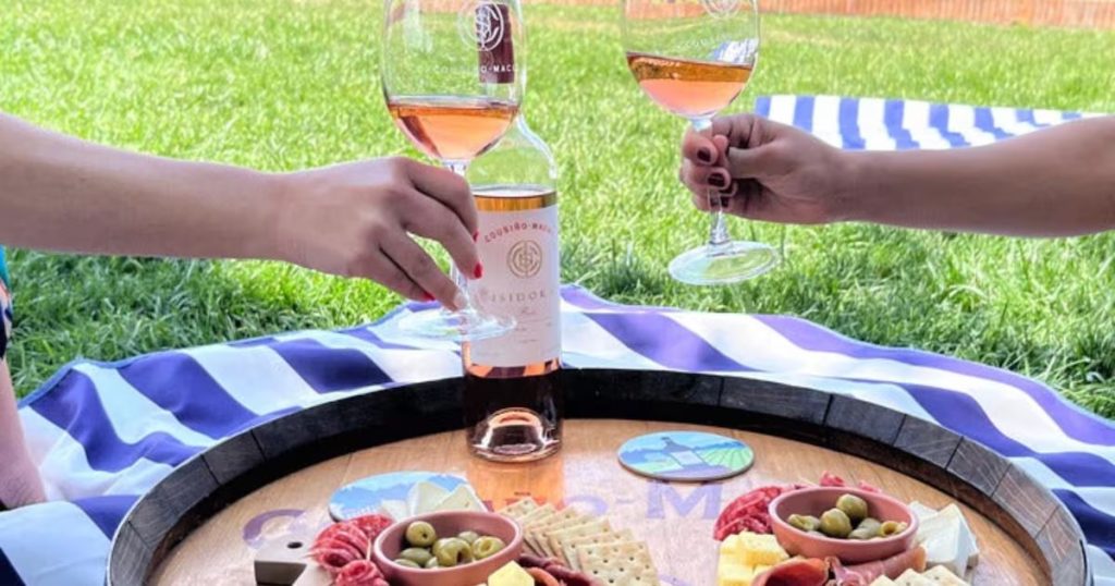 Descubre la magia del atardecer en Viña Cousiño Macul.