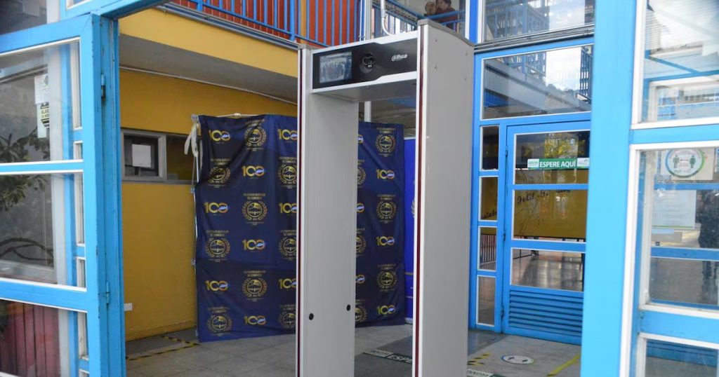 Detectores de metales en instituciones: un paso hacia la seguridad.