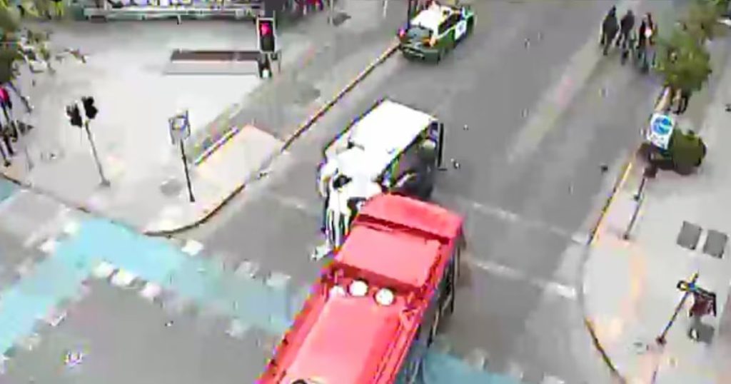 Camión volcado tras colisión con bus RED causa caos vial en Santiago