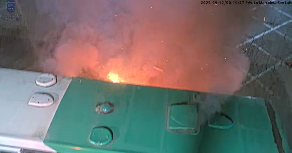 Detienen a dos por incendio de bus en Quilicura tras disturbios.