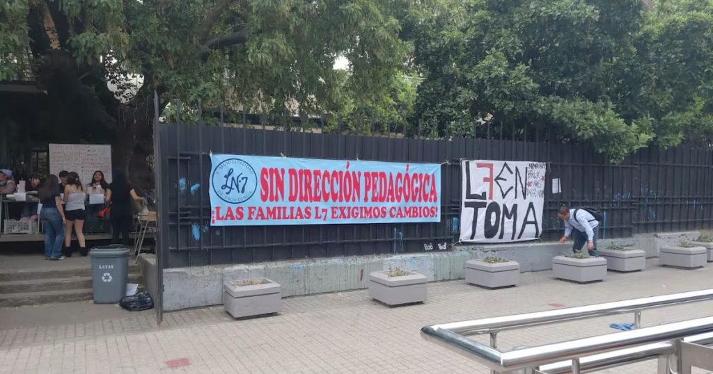 Crisis en Liceo 7 de Providencia: Un Mes de Tensión y Protestas.