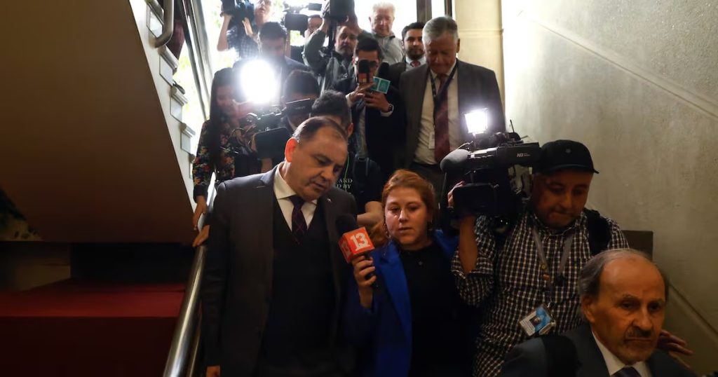 Destitución de Antonio Ulloa sacude el panorama judicial en Chile.