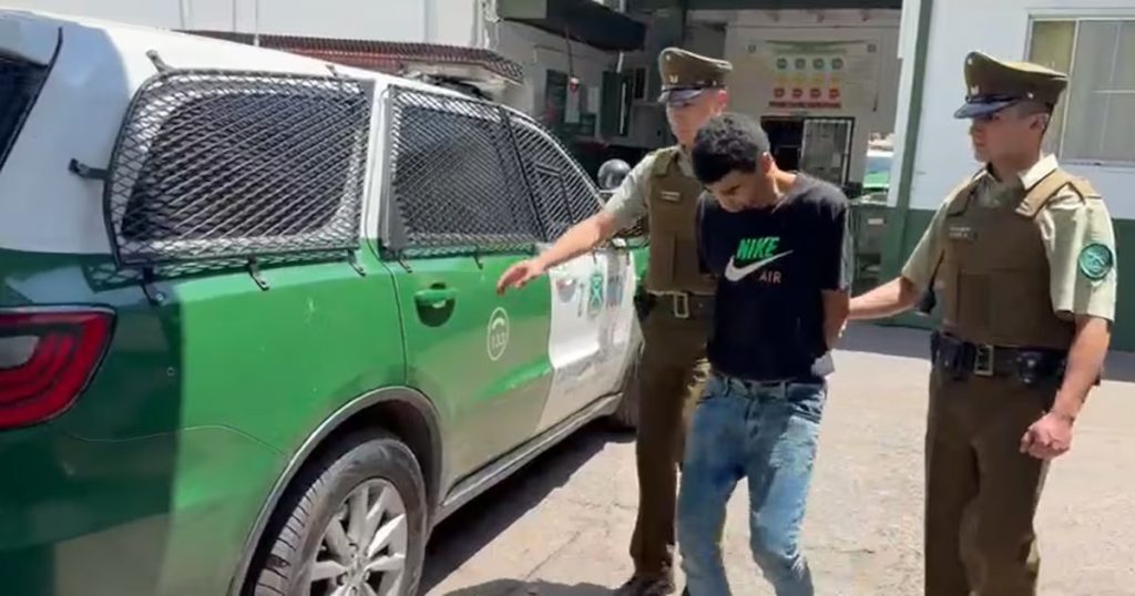 Capturan a Cuatro por Extorsión en Recoleta: Incautan Armas y Municiones