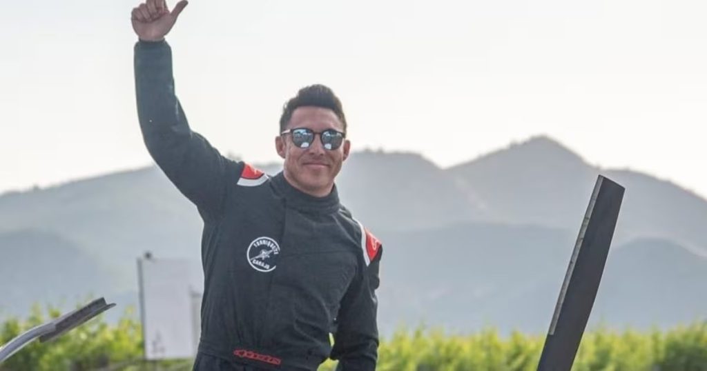 Amigo de piloto acrobático acusado de fraude tras su fallecimiento.