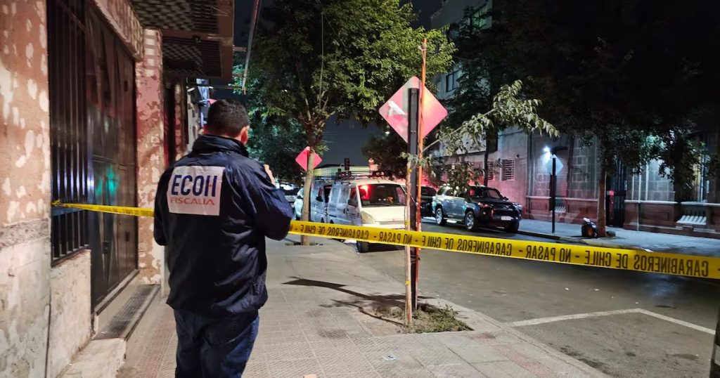 Tragedia en Santiago: joven chileno asesinado al llegar a su hogar.