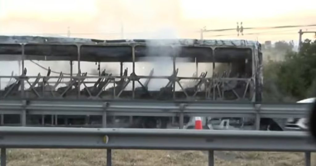 Impactante Incendio de Bus en Ruta 5 Causa Caos en el Tránsito