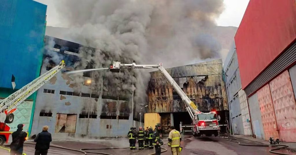 Bomberos enfrentan devastador incendio en Zona Franca de Iquique