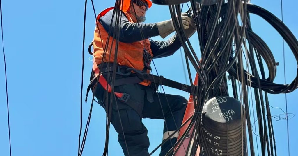 Recoleta avanza en modernización con retiro de cables en desuso