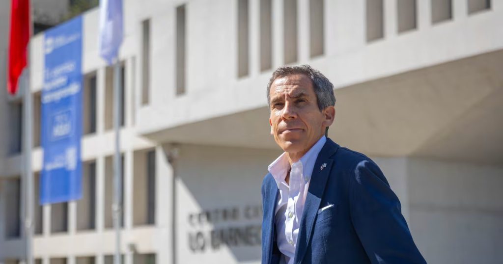 Alcalde de Lo Barnechea defiende prioridad local en licencias de construcción