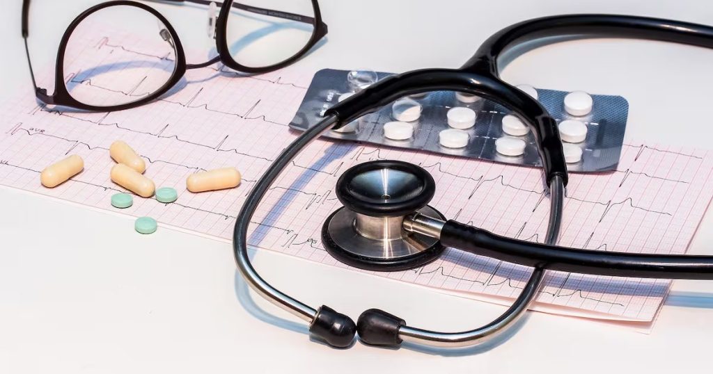 Doctor chileno enfrenta prisión por millonario fraude en licencias