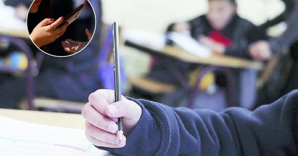 Senado aprueba prohibición total de celulares en colegios
