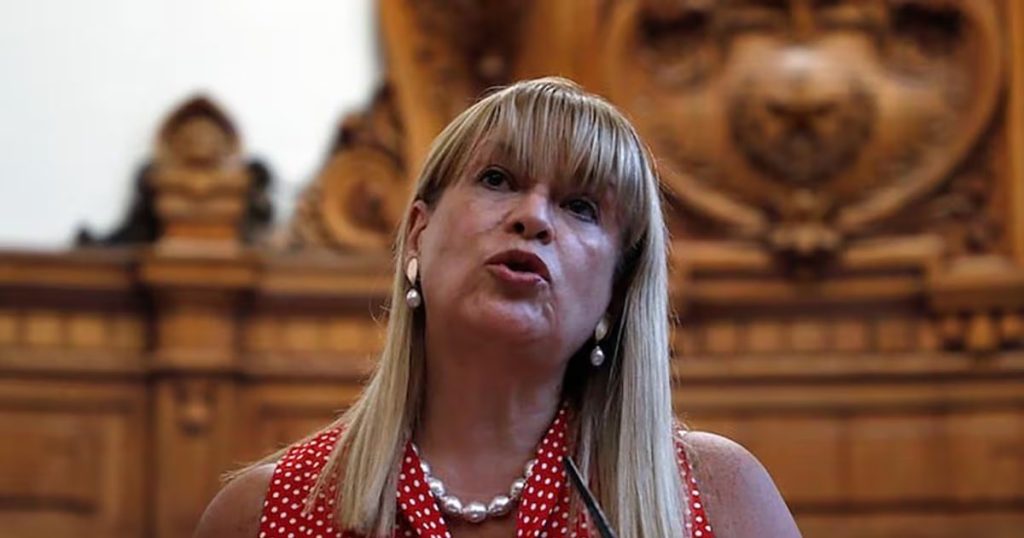 Querella contra exministra Vivanco agita la escena judicial chilena