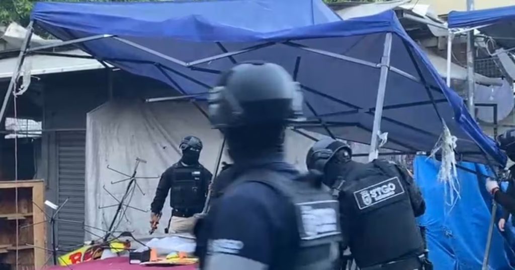 Operativo masivo retira toldos azules en Meiggs, Santiago.