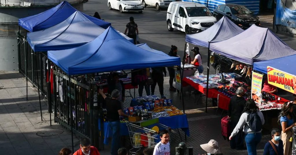 Operativo en Barrio Meiggs Retira 80 Toldos y Enfrenta Barricadas
