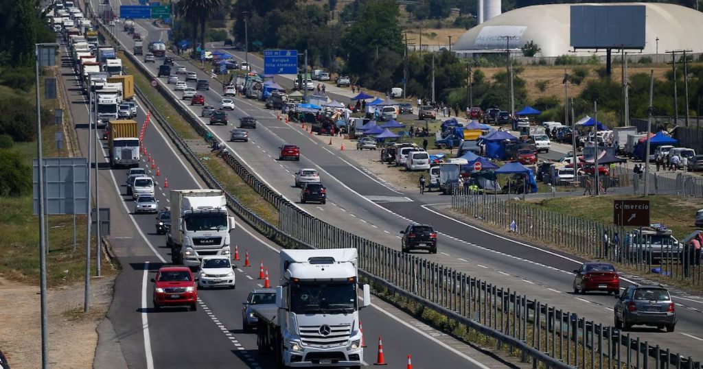 Fin de semana largo: 148 mil vehículos dejan Santiago