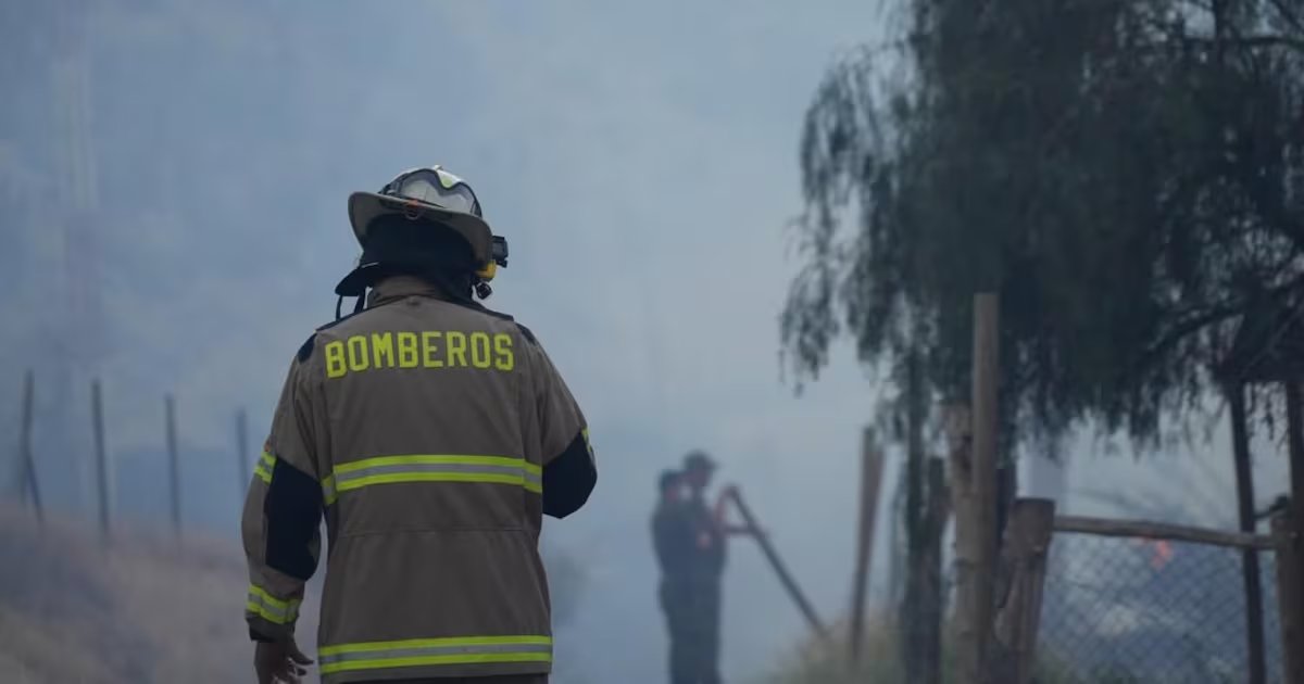 Alerta Roja por Incendio Forestal en Paredones, Región de O'Higgins - Incendio Forestal en Paredones Amenaza Hogares Cercanos