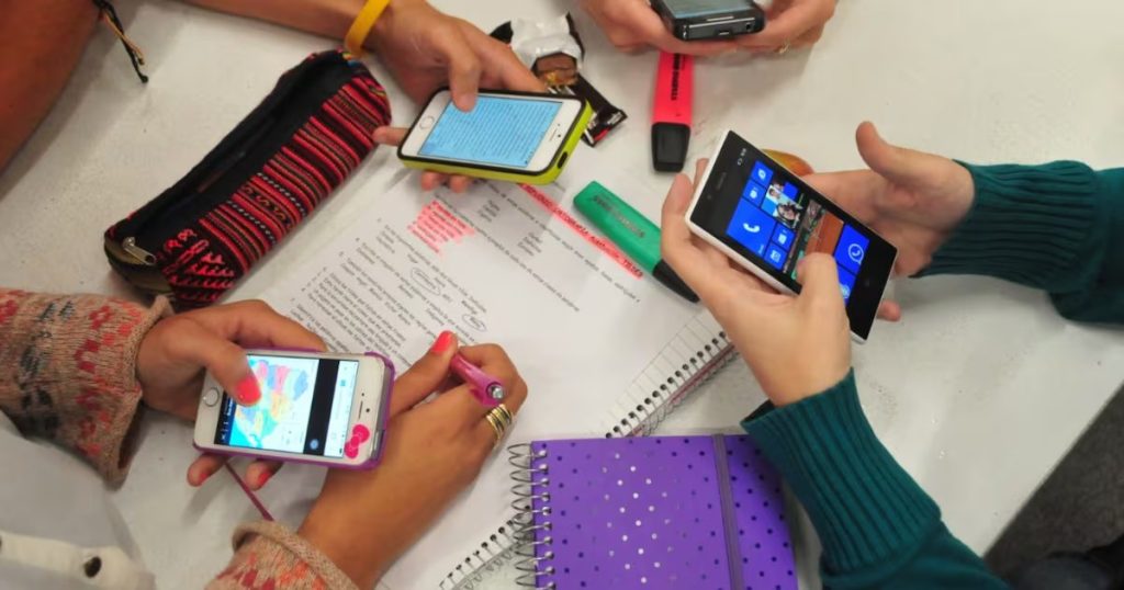 Chile regula el uso de celulares en aulas para mejorar la educación