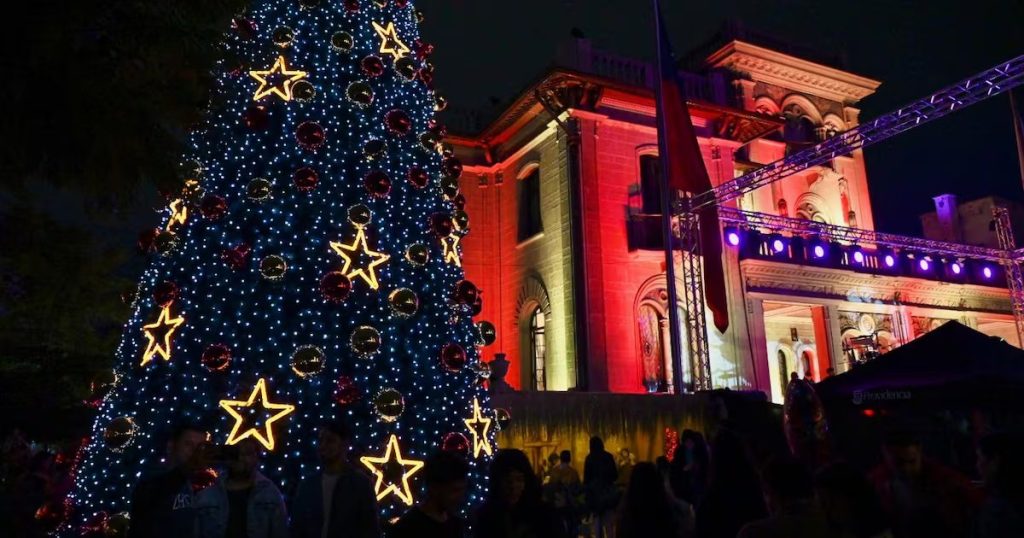 La magia navideña ilumina el Palacio Falabella en Providencia