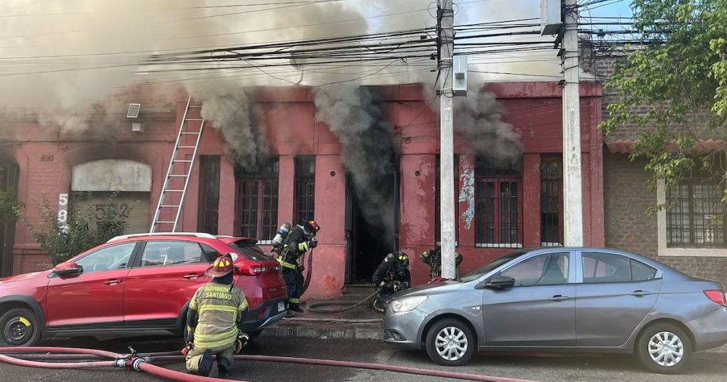 Bomberos enfrentan desafiante incendio en Recoleta