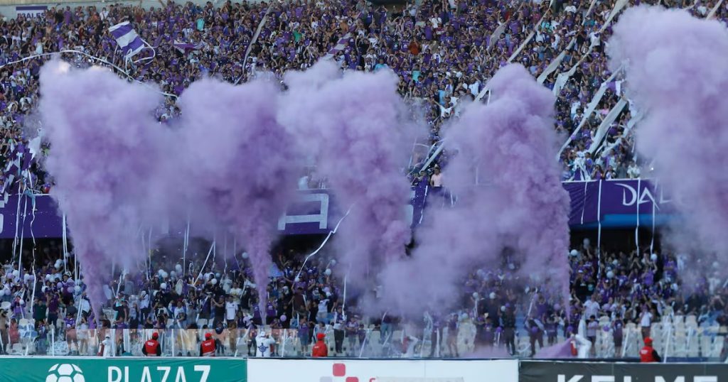 Niño sufre grave lesión ocular por fuegos artificiales en un estadio.
