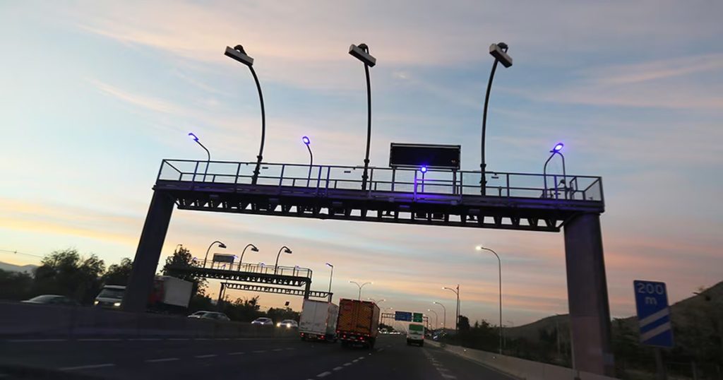 Accidente en la Autopista Central causa tránsito parcial y deja dos heridos.