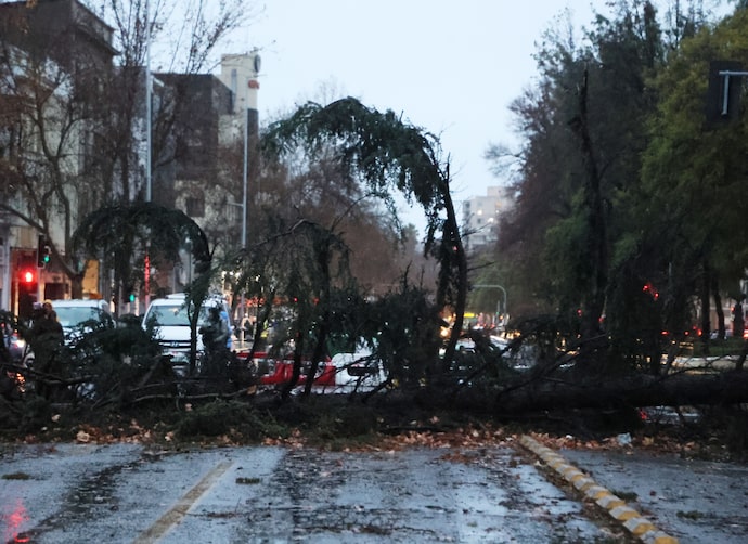 Autoridades toman medidas de contingencia ante probables ventiscas y tormentas eléctricas en la Región Metropolitana