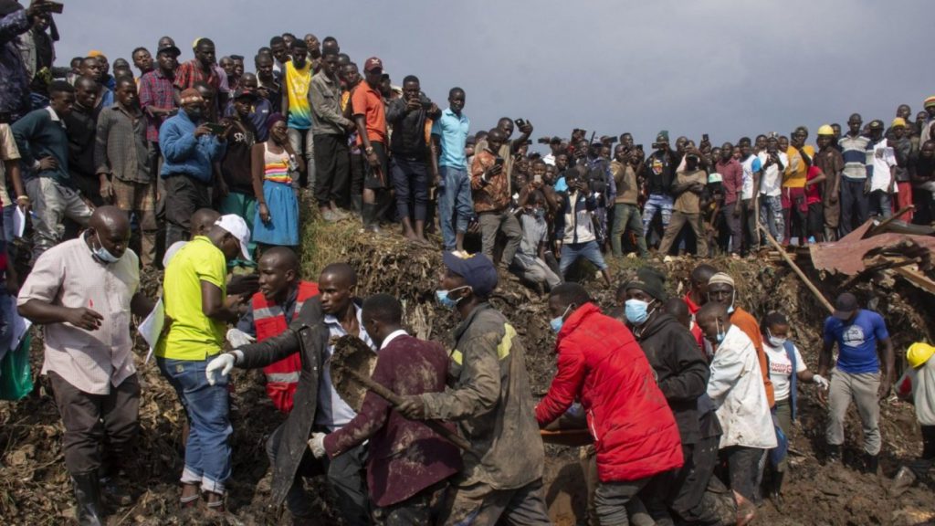 Avalancha de basura deja 23 muertos en Uganda