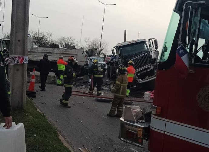 Colisión múltiple deja un fallecido y tres heridos en Quilicura: conductor cambiaba neumático en pista lateral de Vespucio Norte