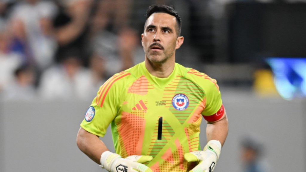 Prensa argentina reacciona al retiro de Claudio Bravo: "Verdugo de Messi y la selección"