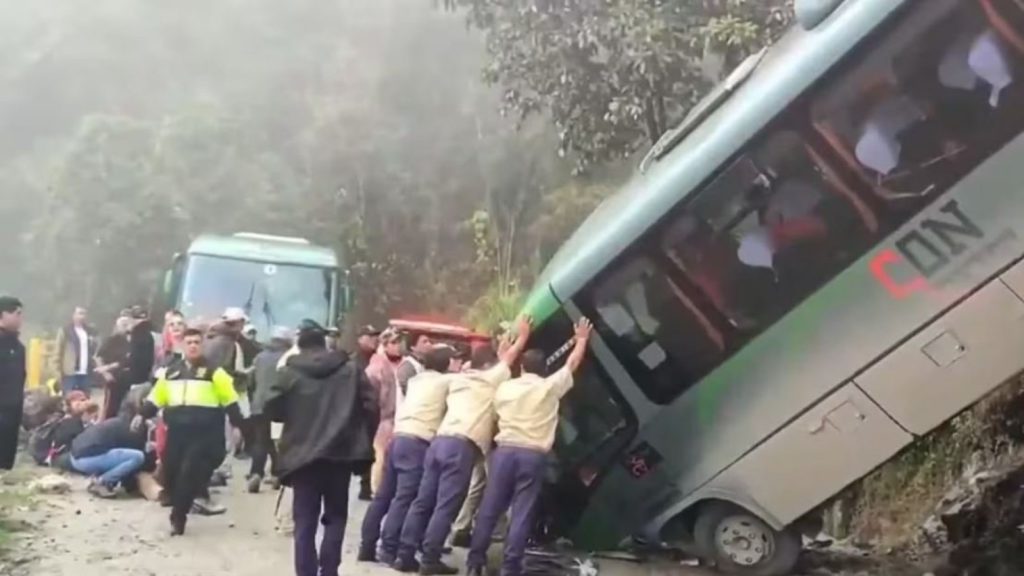 20 heridos: se accidenta bus que llevaba turistas hacia Machu Picchu