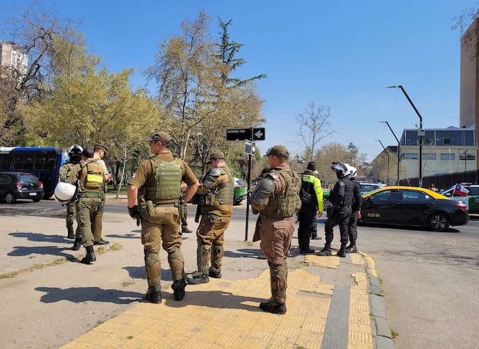 Carabineros realiza despliegue en Parque Almagro de Santiago por anuncio de fiesta no autorizada