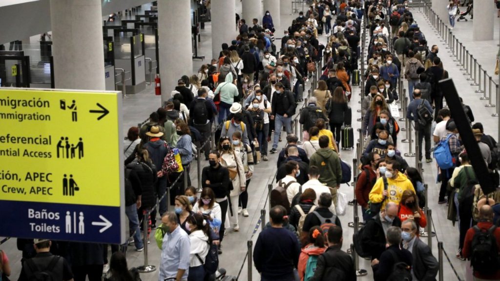 En vísperas de Fiestas Patrias: trabajadores de aeropuerto Pudahuel anuncian paro