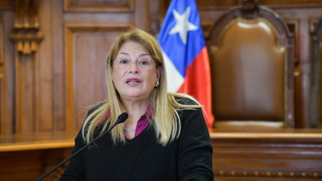 Ministra Vivanco desafía proceso de remoción ante la Contraloría por falta de garantías