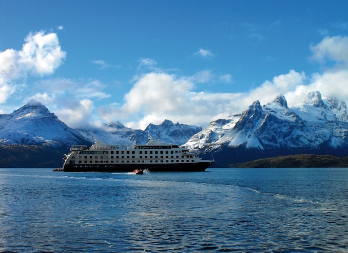 Por qué Estados Unidos y China se están “agolpando” en un puerto de Chile