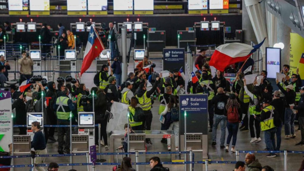 Termina el paro de trabajadores en el aeropuerto de Santiago luego de 24 horas de protesta