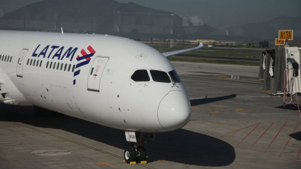 Trabajadores del Aeropuerto de Santiago confirman huelga legal desde este jueves