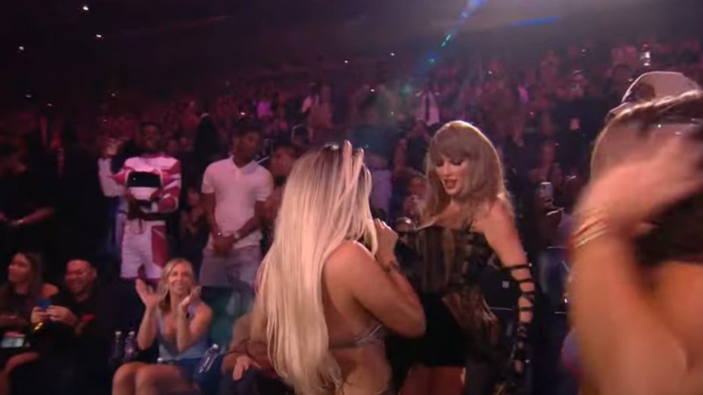 VIDEOS: Karol G y Taylor Swift protagonizan memorable momento bailando juntas en los MTV VMAs