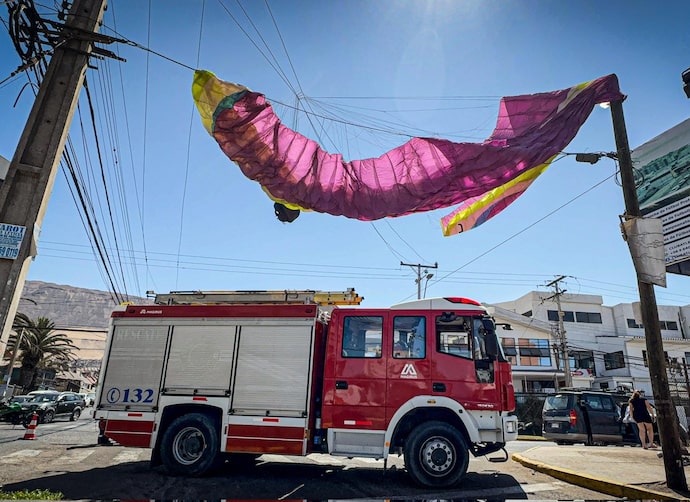 Rescatan a dos personas a bordo de parapente que quedó atrapado en cables eléctricos en Iquique