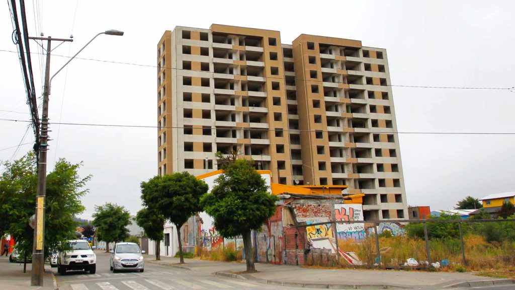 Después de 15 años: Comienza demolición de edificio que colapsó durante terremoto de 2010