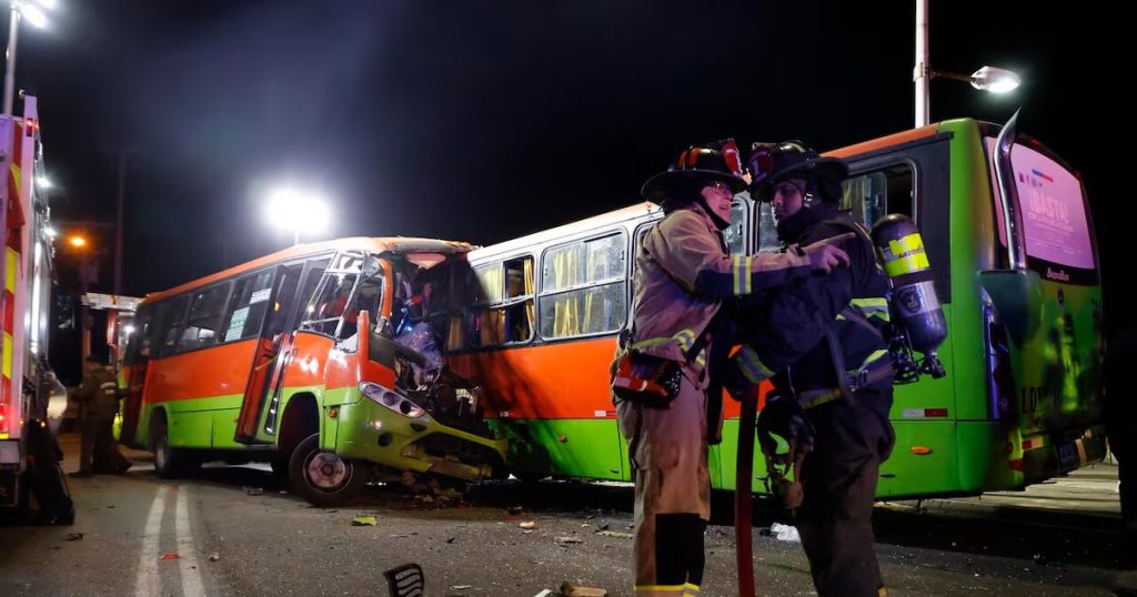 Accidente de Microbuses Valparaíso - Fatal Accidente de Microbuses en Valparaíso: Dos Muertos y 23 Heridos