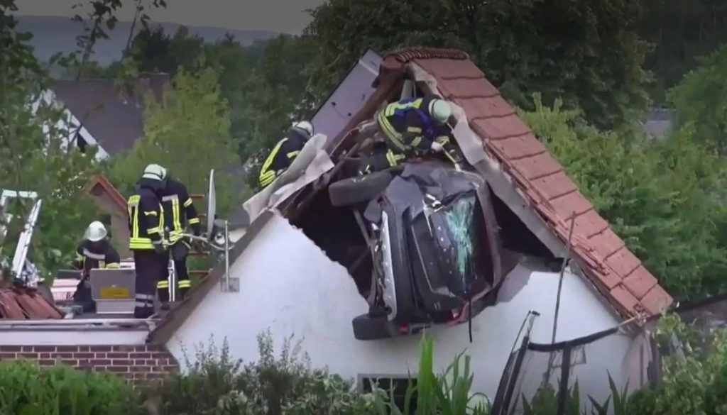 Accidente de Auto en un Granero Deja Grave a un Niño de 7 Años - Accidente de auto en Alemania deja a niño de 7 años en estado crítico
