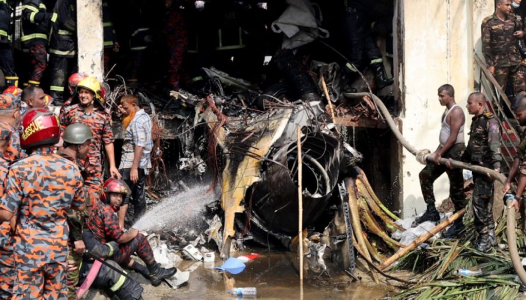 Accidente de un Avión Militar en Bangladesh con 16 Muertos - Accidente Aéreo en Bangladesh: 16 Muertos y 100 Heridos