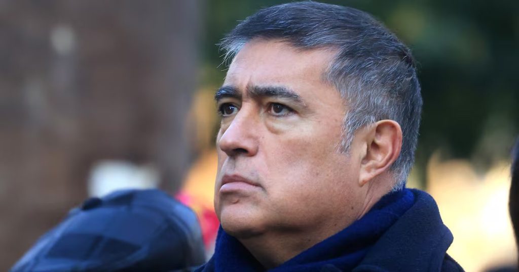 Advertencia de Desbordes sobre las Tomas de Establecimientos en Santiago - Boric enfrenta críticas por manejo de protestas estudiantiles