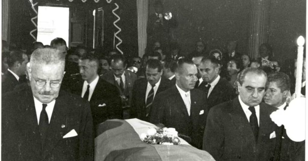 Archivo Digital de los Funerales Emblemáticos en Chile - Descubre el archivo digital que revive funerales icónicos en Chile